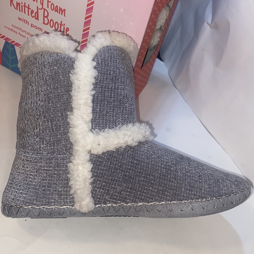 Totes Toasties Women’s Memory Foam, Knitted Bootie pom-poms Gray large 8/9 - Picture 7 of 8